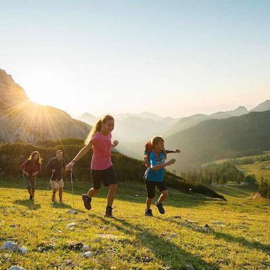 family active nassfeld karinthie avontuurlijke gezinsvakantie oostenrijk familie nassfeld wandelen