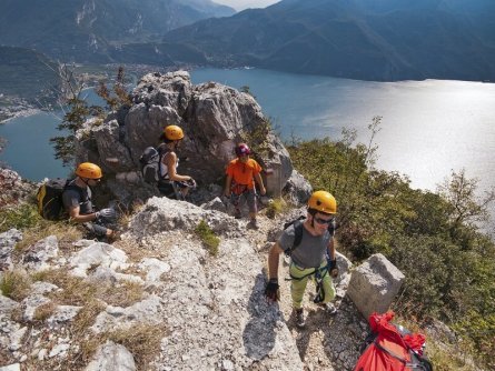 family outdoor active lago di garda actieve vakantie gardameer trentino zuid tirol italie klimmen