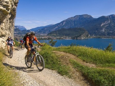 family outdoor active lago di garda actieve vakantie gardameer trentino zuid tirol italie mountainbiken ponale