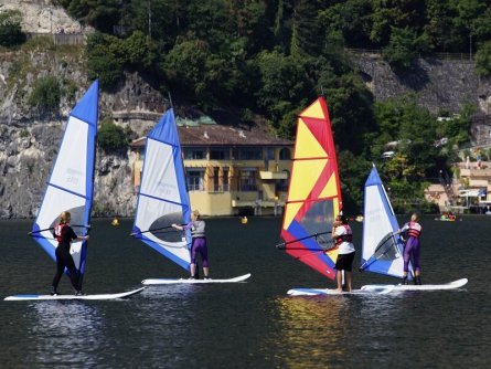 family outdoor active lago di garda actieve vakantie gardameer trentino zuid tirol italie windsurfen