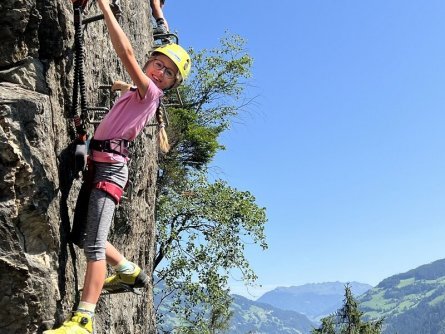 family outdoor active zillertal actieve gezinsvakantie outdoorvakantie oostenrijk tirol klettersteig via ferrata 2