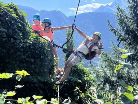 family outdoor active zillertal actieve gezinsvakantie outdoorvakantie oostenrijk tirol klettersteig via ferrata