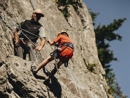 family active samoëns avontuurlijke vakantie families frankrijk haute savoie rotsklimmen