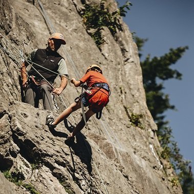 family active samoëns avontuurlijke vakantie families frankrijk haute savoie rotsklimmen