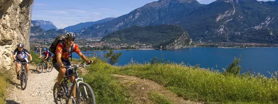 family outdoor active lago di garda actieve vakantie gardameer trentino zuid tirol italie mountainbiken ponale