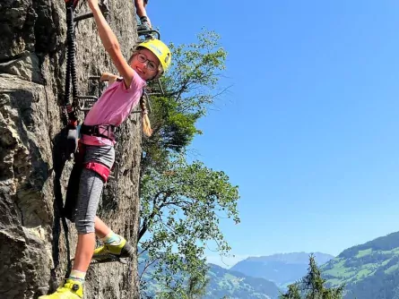 family outdoor active zillertal actieve gezinsvakantie outdoorvakantie oostenrijk tirol klettersteig via ferrata 2